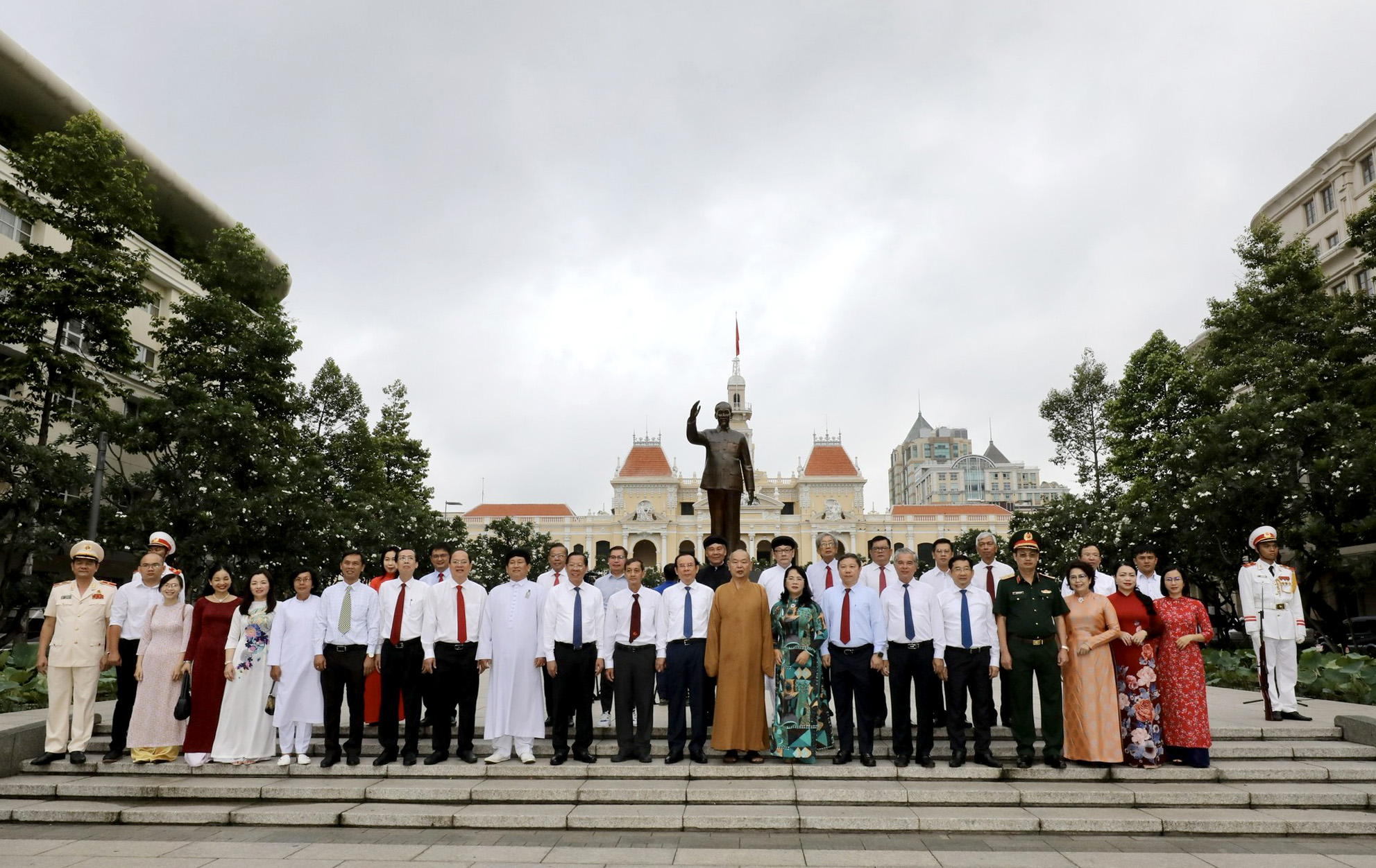 4; Đoàn đại biểu TP. Hồ Chí Minh chụp ảnh tại Tượng đài Chủ tịch Hồ Chí Minh (Ảnh: Dũng Phương).